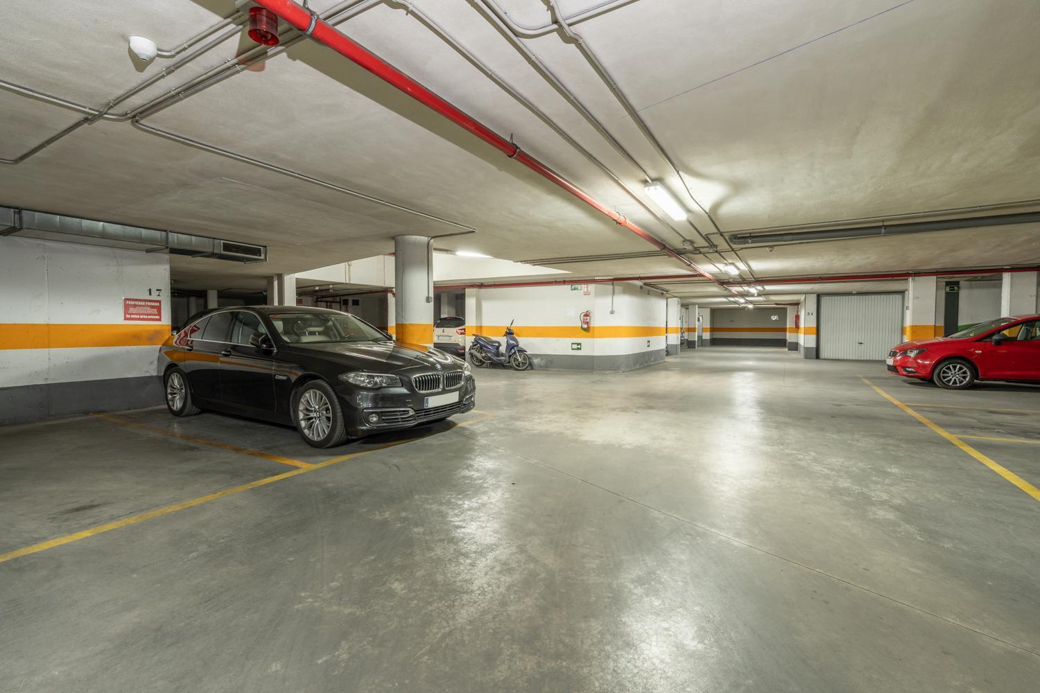 Tuguest Postigo I Catedral - Free Parking Grenade